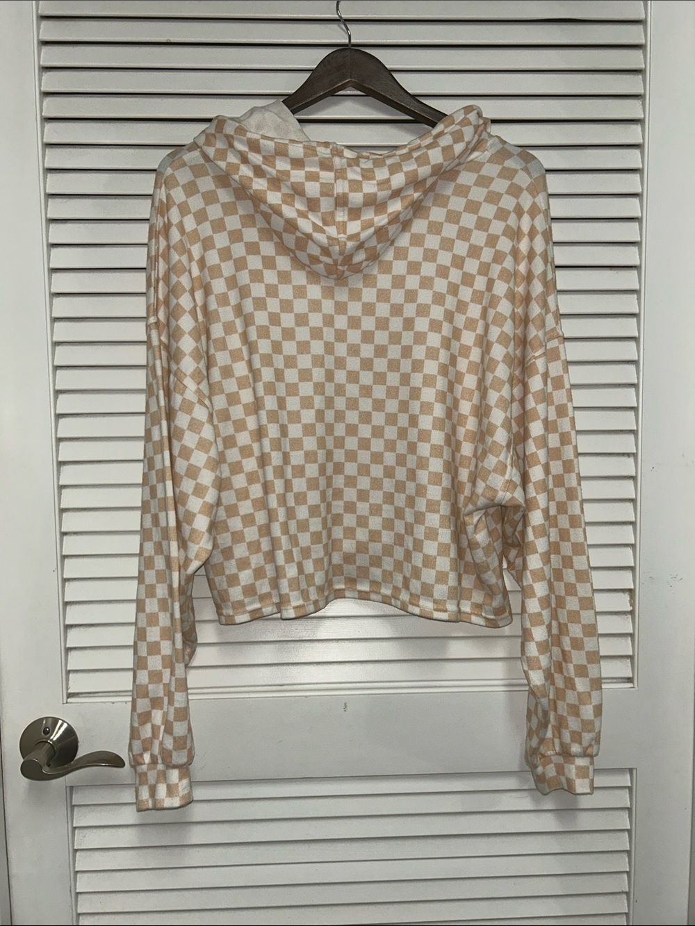 Vestique Beige & White Checkerboard Cropped Hoodie - Picture 3 of 4